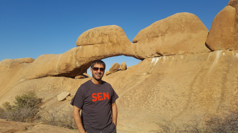 Fascinující oranžový skalní oblouk v oblasti Spitzkoppe v Namibii.