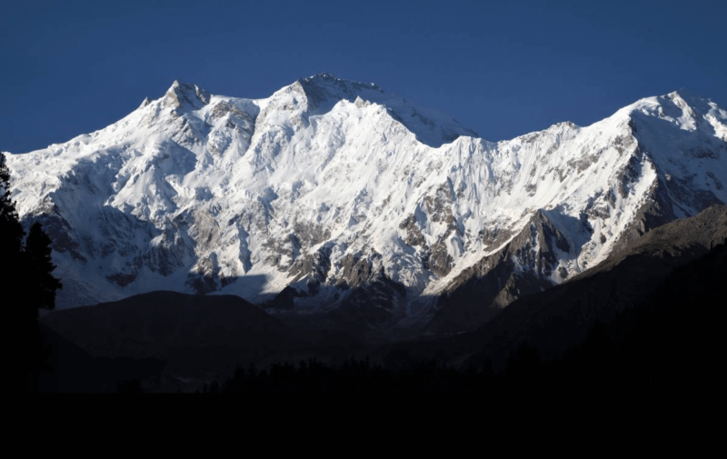 Ranní sluneční paprsky na vrchu Nanga Parbat