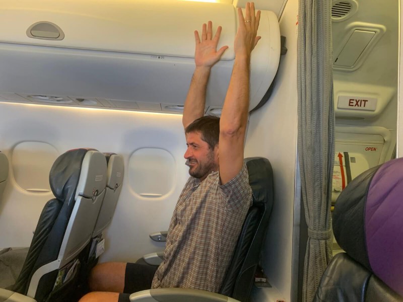 Natahování rukou na sedadle v letadle.