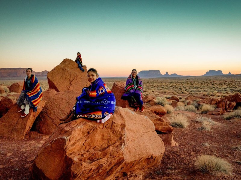 Navahové v tradičním oblečení v Monument Valley v Arizoně.