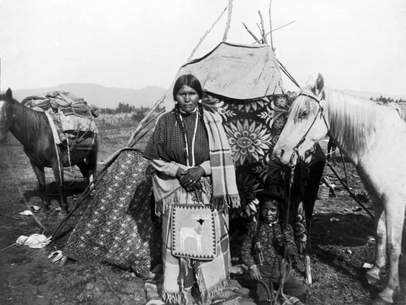 Žena s dítětem z kmene Nez Percé.