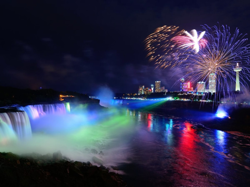 Osvětlené Niagarské vodopády s ohňostrojem.