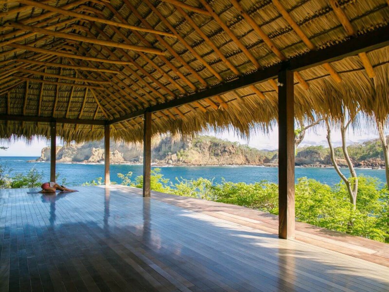 Studio jógy s výhledem na Tichý oceán v Aqua Wellness Resort v Nikaragui.