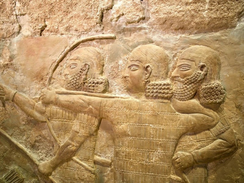 Vytesané kresby bojovníků v Ninive.