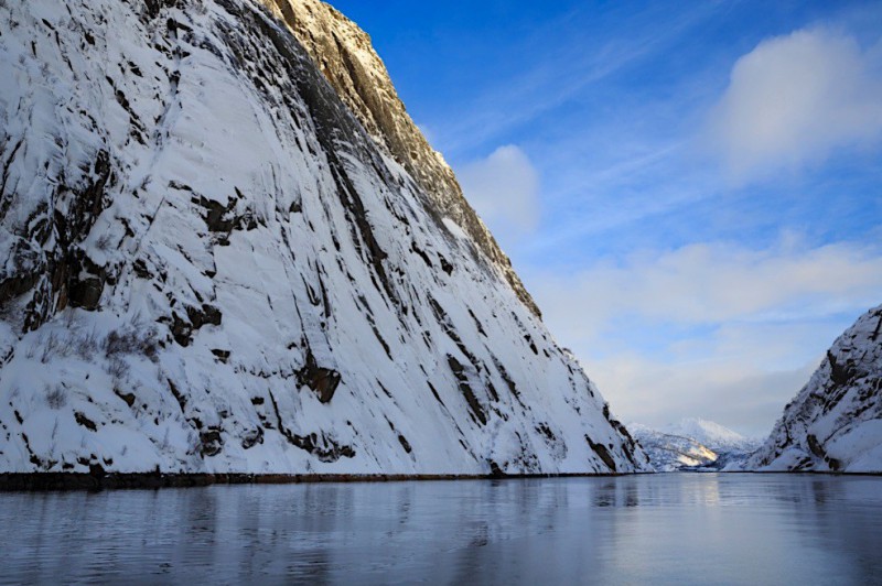 Norský fjord v zimě.
