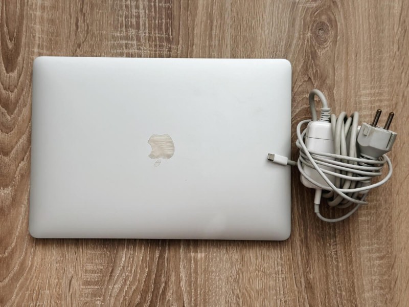Notebook a nabíječka.