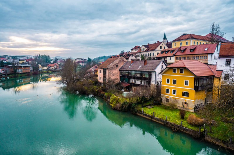 Pohled na město Novo Mesto a řeku Krka.