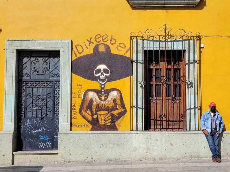 Malba kostry Calavera Catrina na barevné zdi v Oaxace.