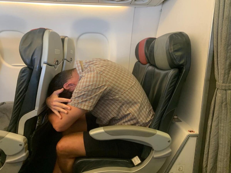 Cvik k natažení zad na sedadle v letadle.