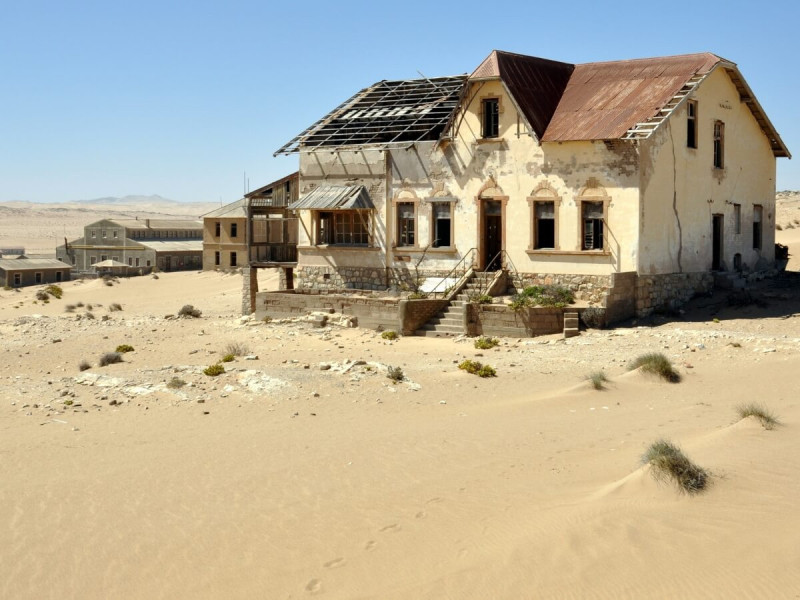 Opuštěný dům v městě duchů Kolmanskop v Namibii.