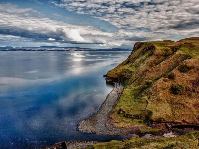 Pohled na pláž a přírodu ostrova Skye.