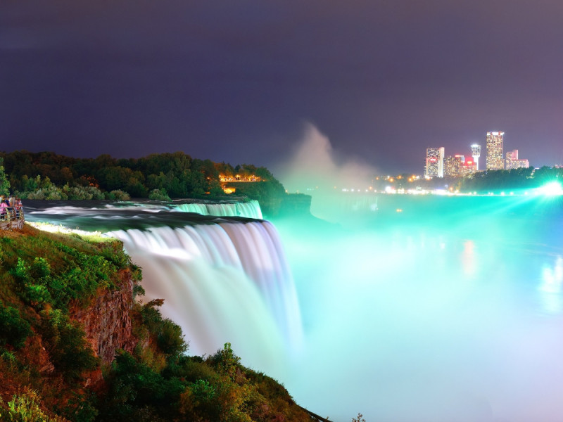 Osvětlené Niagarské vodopády.