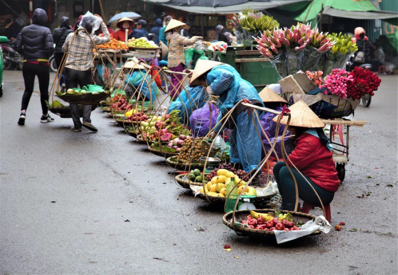 Trhy s ovocem v Hanoji.
