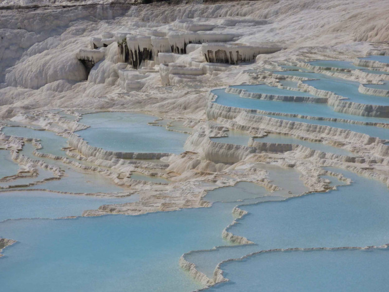 Přírodní klenot Pamukkale, přezdívaný též jako „Bavlněný hrad“.