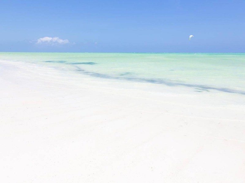Průzračná voda na bílé pláži Paje na Zanzibaru
