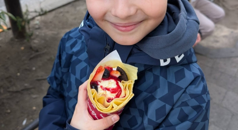 Chlapec s japonskou palačinkou v kornoutu.