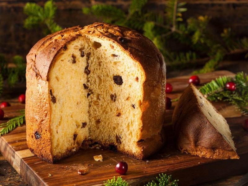 Italský vánoční koláč panettone.