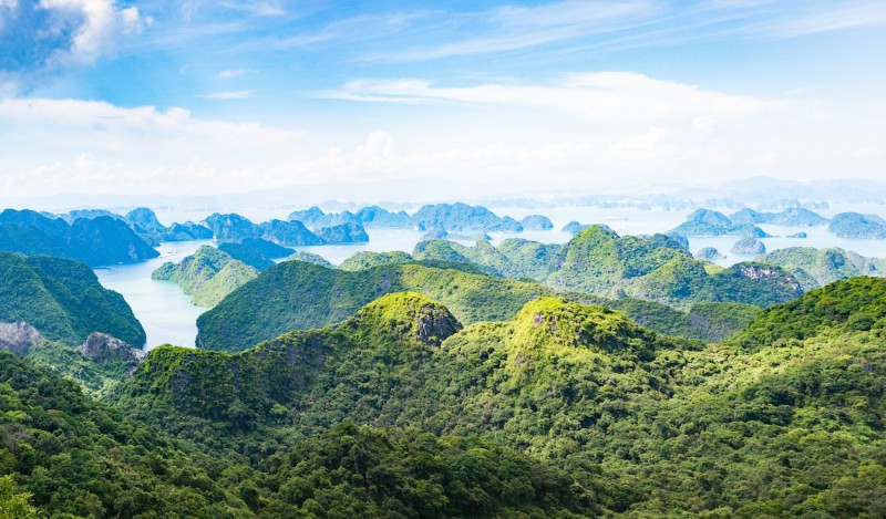 Panoramata zátoky Ha Long.