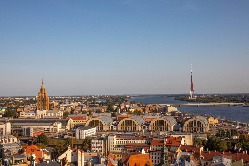 Panorama Rigy z kostela Sv. Petra a hangáry Zeppelinu.