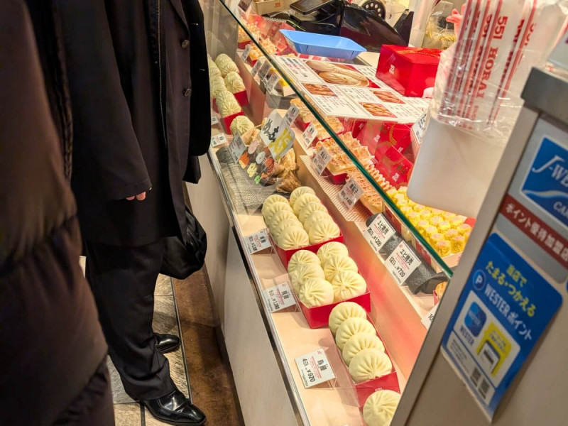 Pult s parenými žemličkami v japonské pasáži.