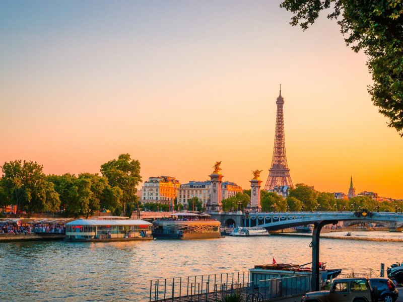 Most přes řeku Seina v Paříži s výhledem na Eiffelovu věž.