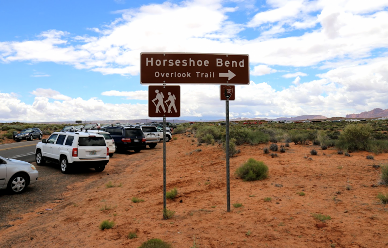 Směrová tabule z parkoviště v Horseshoe Bend.