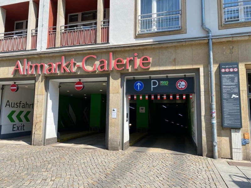 Vstup do parkoviště Altmarkt Galerie.