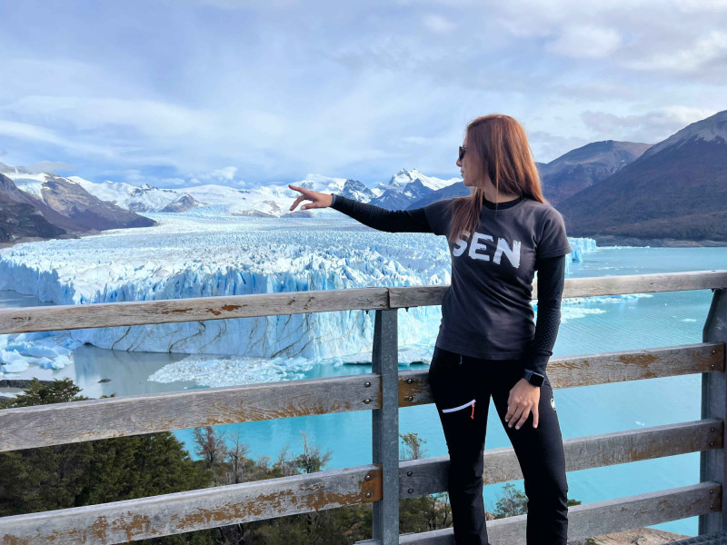 SEN průvodkyně u ledovce Perito Moreno v Patagonii.