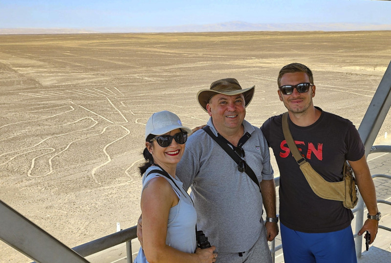 SEN skupinka si užívá výhledy na záhadné obrazce na planině Nazca v Peru.