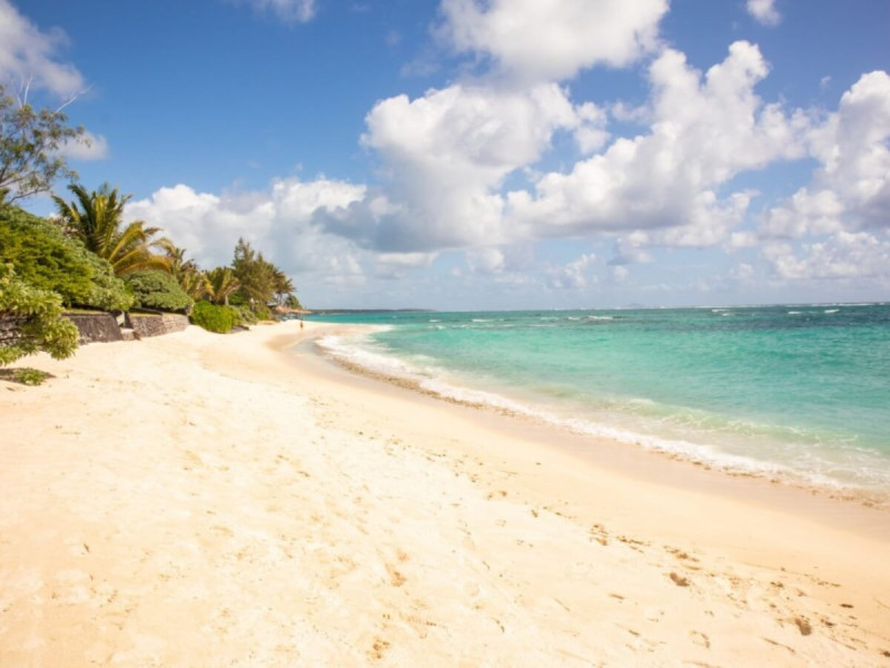 Písečná pláž s tyrkysovým mořem na Mauritiu.