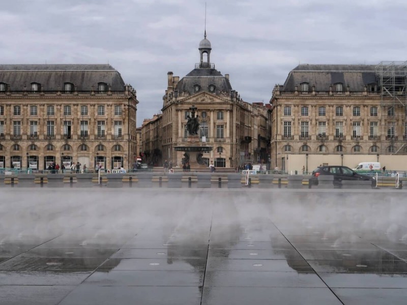 Vodní mlha na náměstí Place de la Bourse.