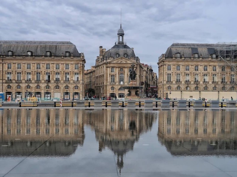 Vodní zrcadlo na náměstí Place de la Bourse.