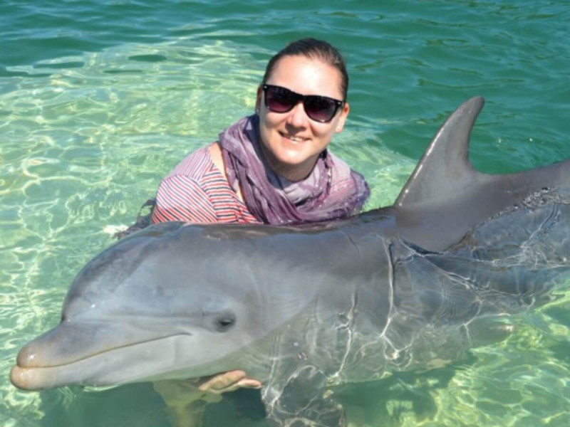 Žena s delfínem na Kubě v Trinidad Baracoa Varadero. 