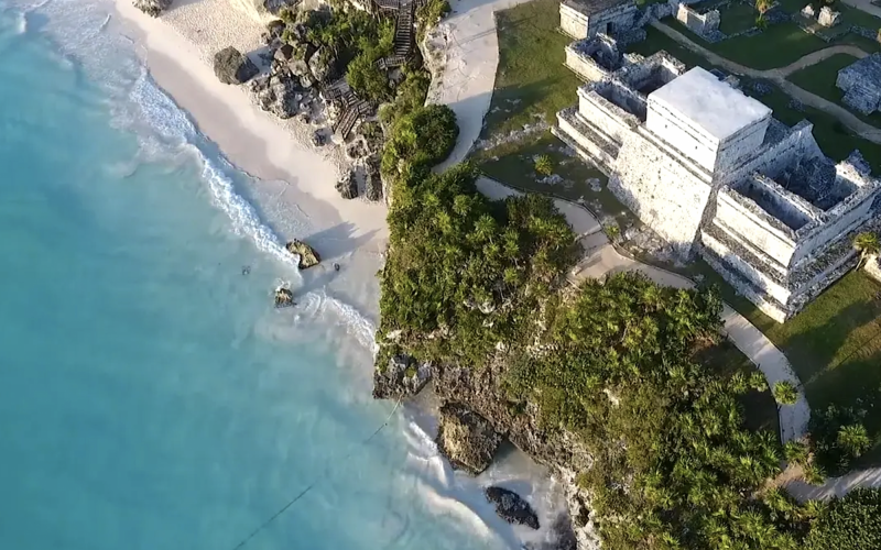 Bílá pláž El Castillo Beach.