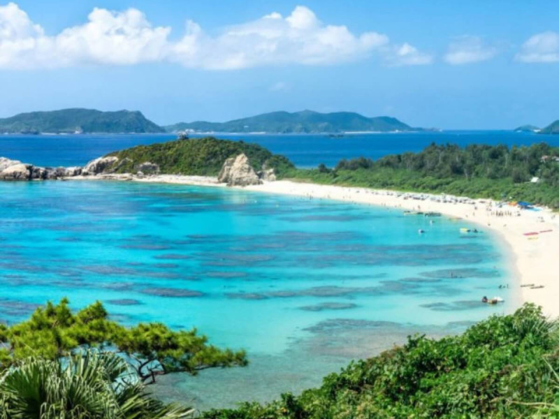 Pláž na ostrově Okinawa.