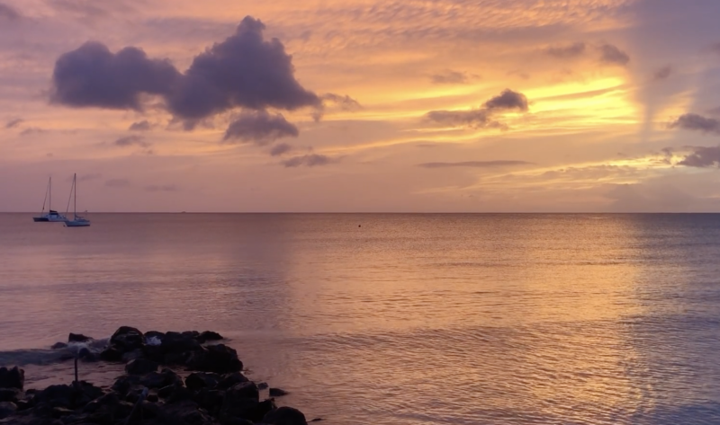 Západ slunce na ostrově Tobago.