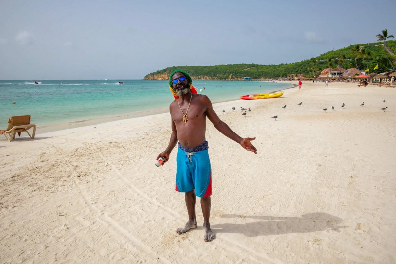 Rasta na pláži Dickenson Bay.