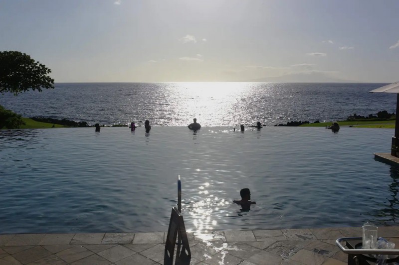 Západ slunce z infinity bazénu v Maui.