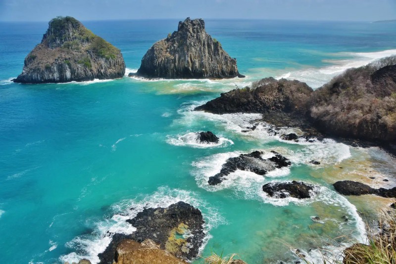 Ostrůvky a krásná voda na Fernando de Noronha.