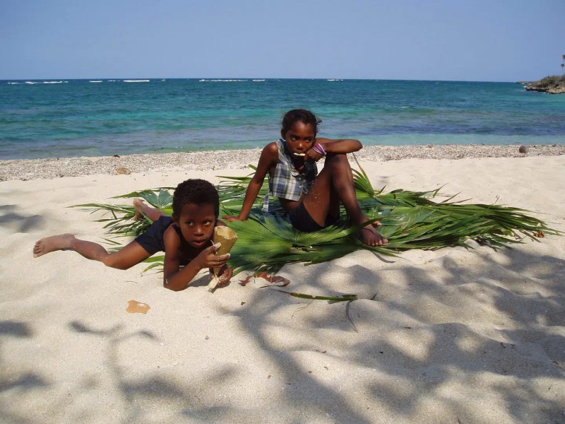 Místní děti na pláži Maguana.