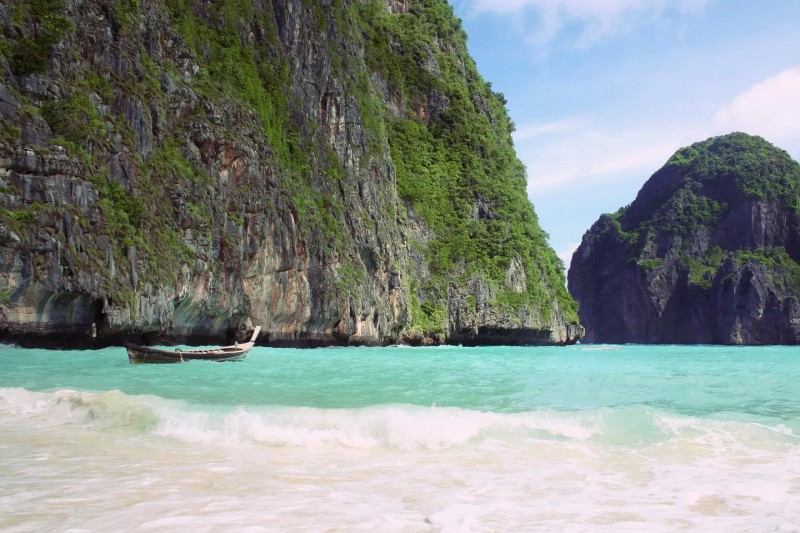 Tyrkysová voda a krásná příroda na pláži Maya Bay Beach v Thajsku.