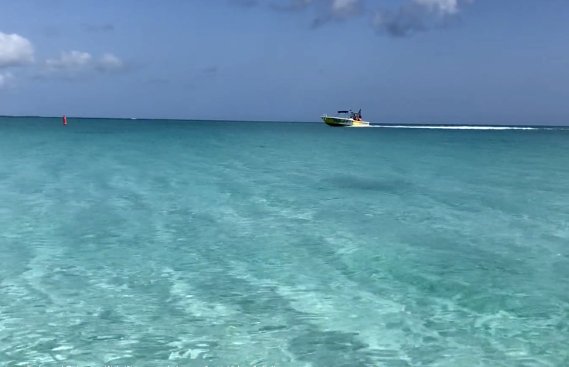 Průzračná voda na pláži Grace Bay Beach.