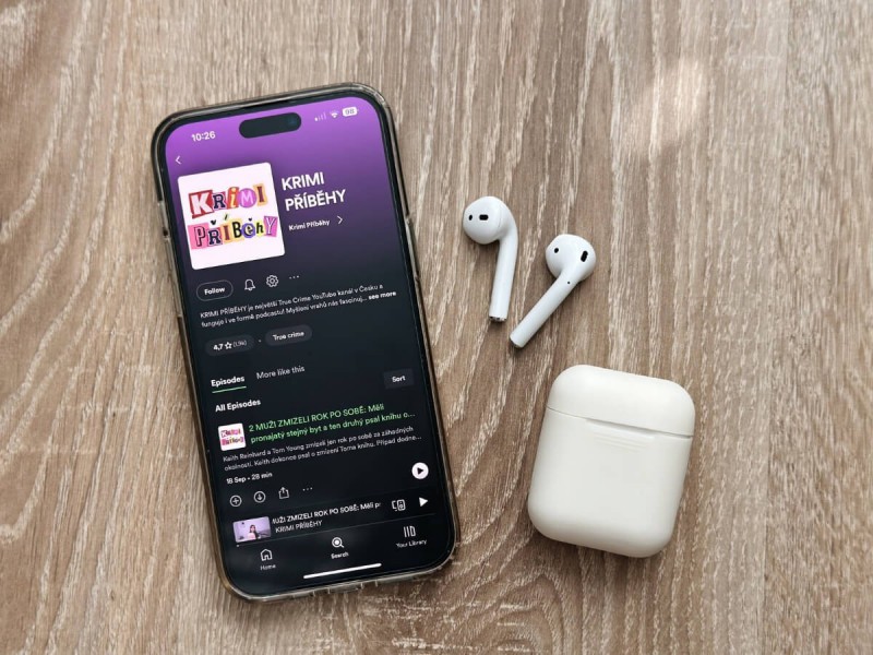 Podcast připravený na telefonu a bezdrátová sluchátka.
