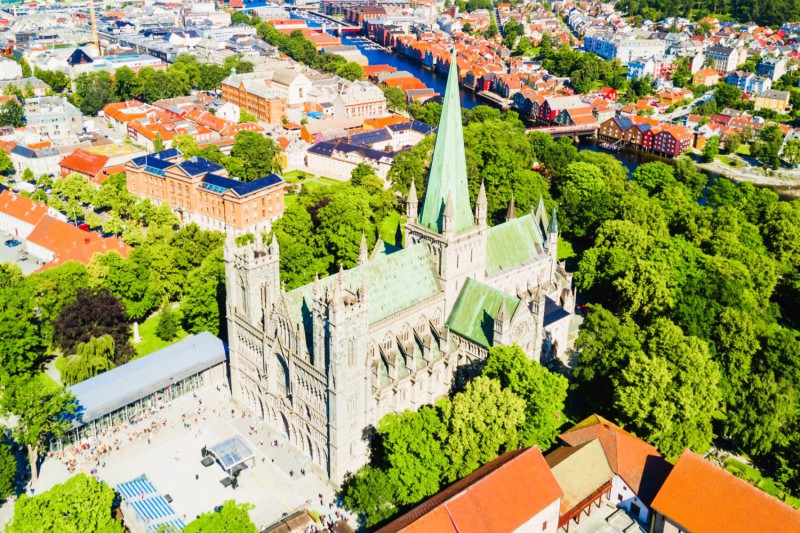 Pohled na Trondheim s kostelem.