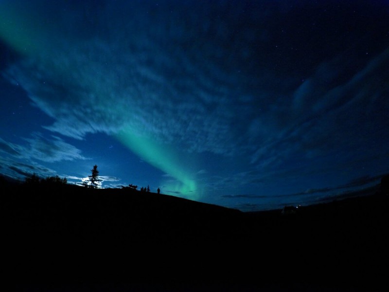 Polární záře nad Dawson City v kanadském teritoriu Yukon