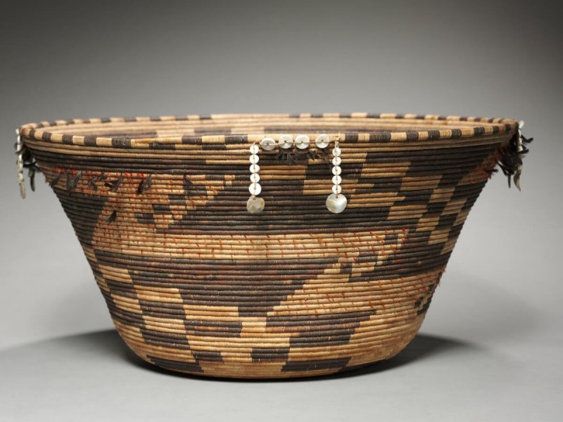 Košík na mytí pro mladé ženy z kmene Pomo vystaven v Muzeu umění v Clevelandu.