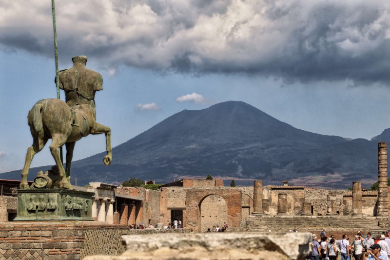 Pompeje a pohled na sopku Vesuv