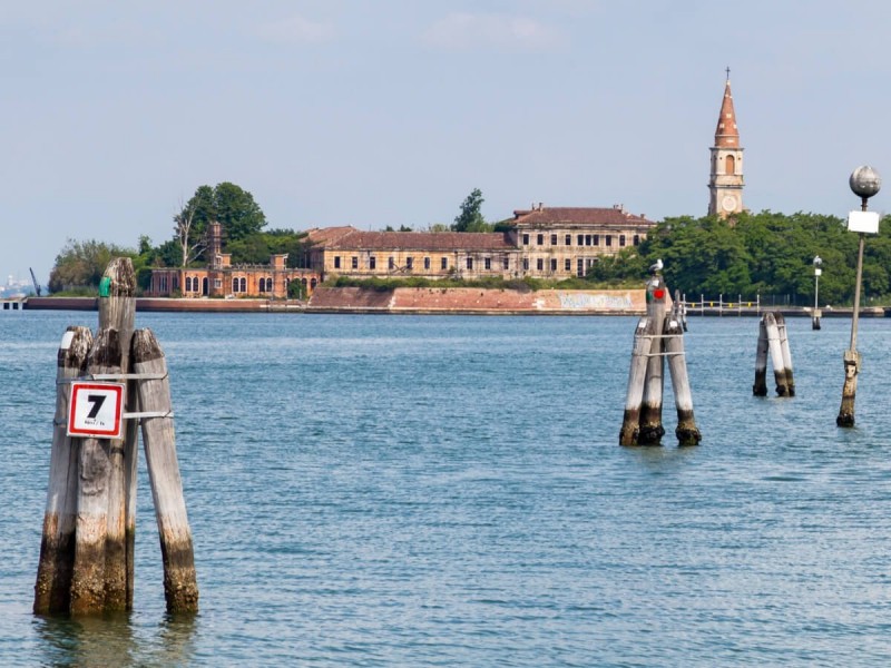 Ostrov Poveglia v Itálii.