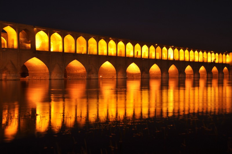 Starobylý kamenný most přes řeku Zayandeh v Esfahánu 
