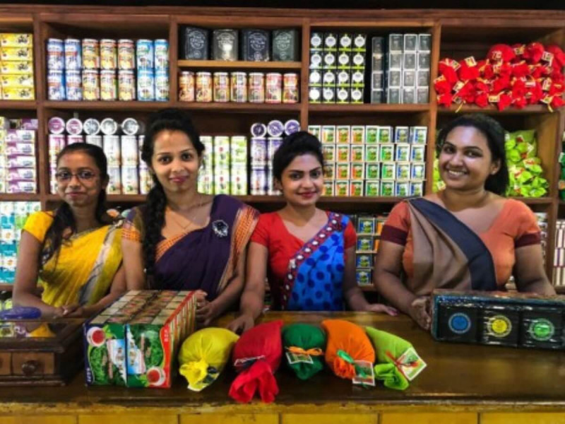 Čtyři ženy v sárí v obchodě s čaji.